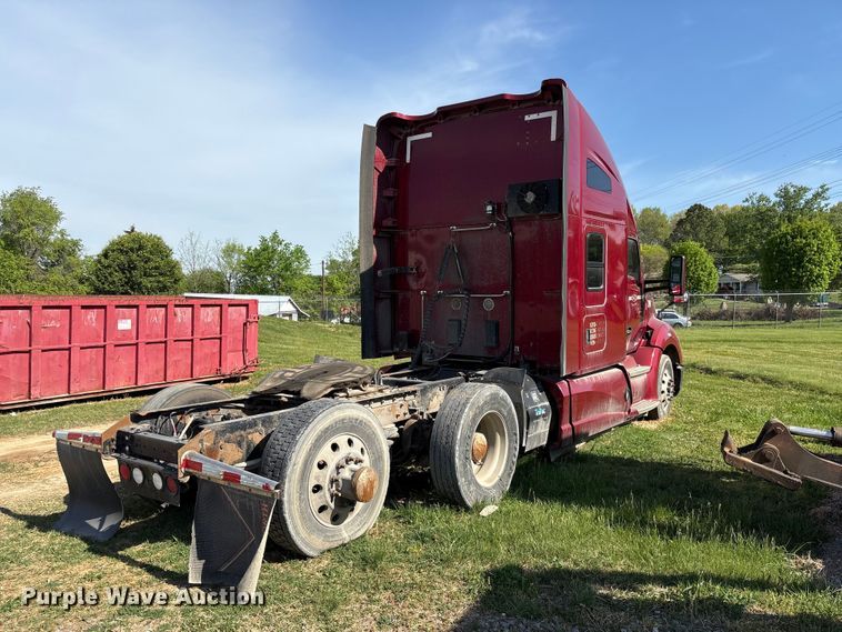image for item EF1090 2015 Kenworth T680 semi truck