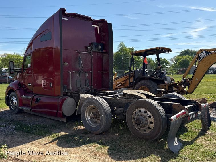 image for item EF1090 2015 Kenworth T680 semi truck