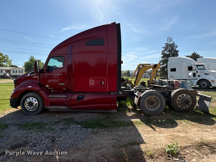 image for item EF1090 2015 Kenworth T680 semi truck