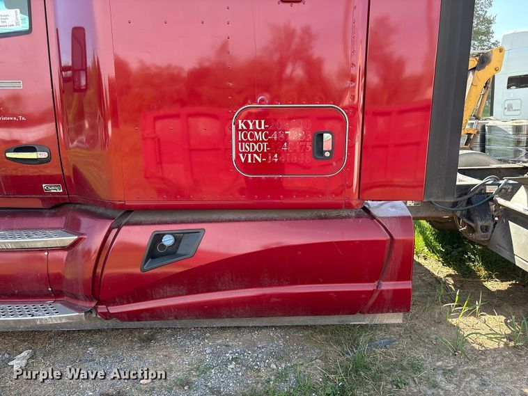 image for item EF1090 2015 Kenworth T680 semi truck