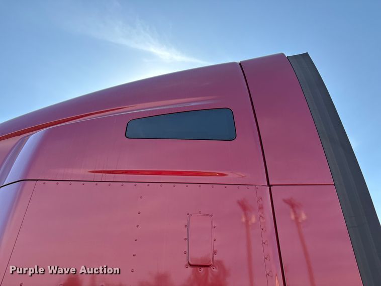 image for item EF1090 2015 Kenworth T680 semi truck