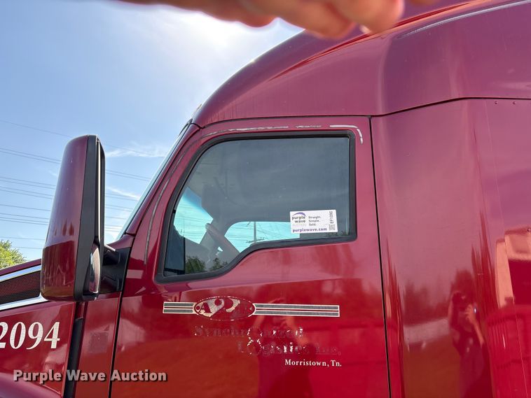 image for item EF1090 2015 Kenworth T680 semi truck