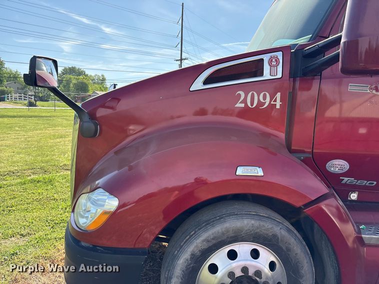 image for item EF1090 2015 Kenworth T680 semi truck