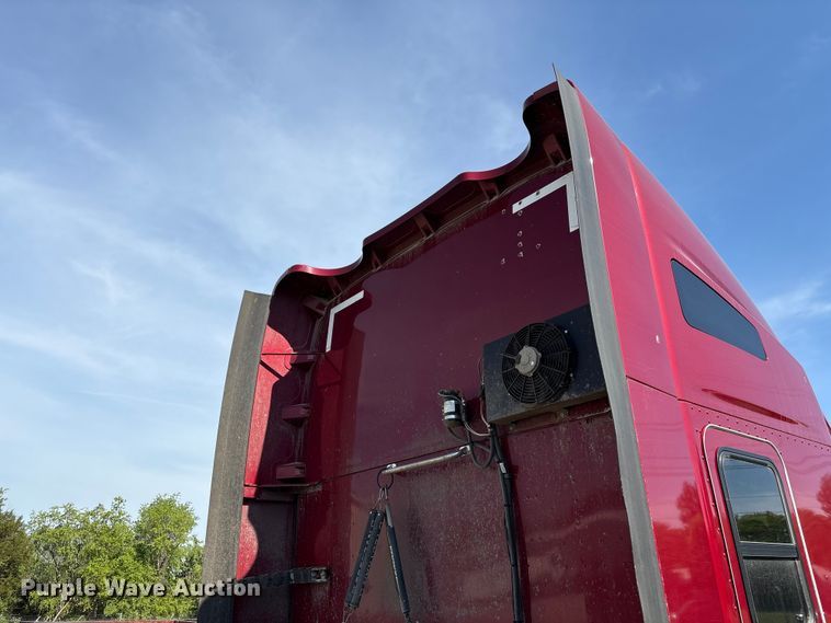 image for item EF1090 2015 Kenworth T680 semi truck