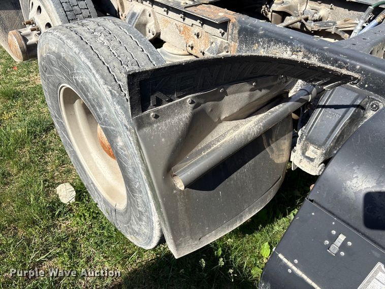 image for item EF1090 2015 Kenworth T680 semi truck