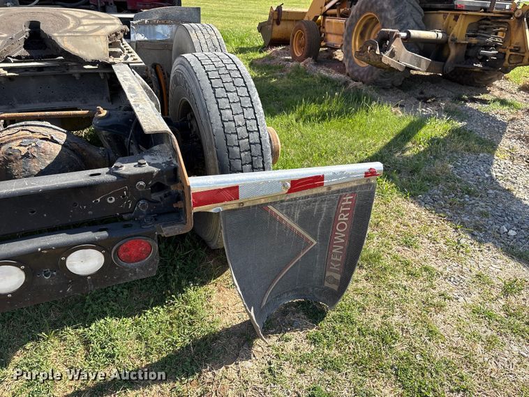 image for item EF1090 2015 Kenworth T680 semi truck