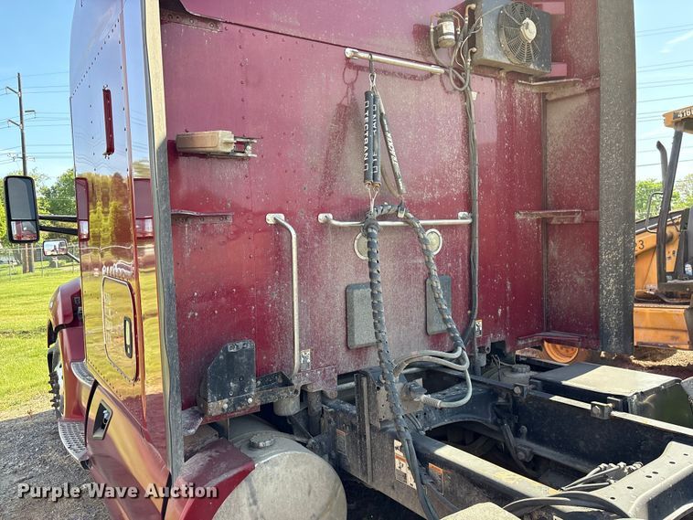 image for item EF1090 2015 Kenworth T680 semi truck
