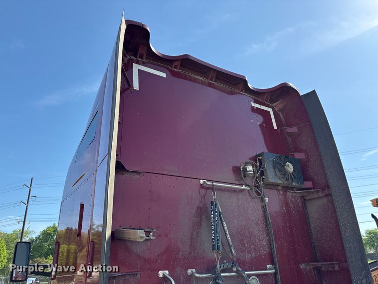 image for item EF1090 2015 Kenworth T680 semi truck