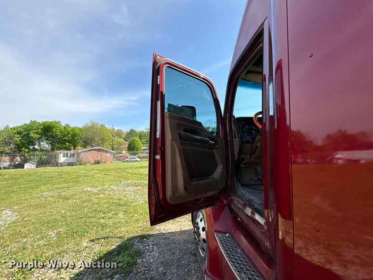 image for item EF1090 2015 Kenworth T680 semi truck