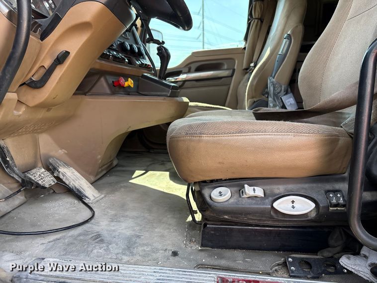 image for item EF1090 2015 Kenworth T680 semi truck