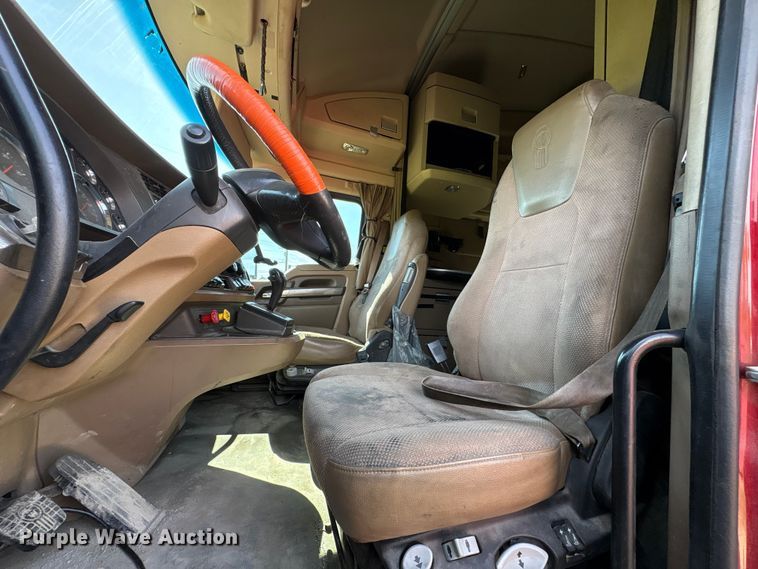 image for item EF1090 2015 Kenworth T680 semi truck