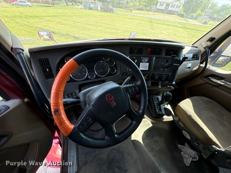 image for item EF1090 2015 Kenworth T680 semi truck