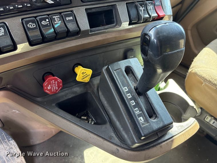 image for item EF1090 2015 Kenworth T680 semi truck