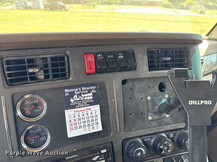 image for item EF1090 2015 Kenworth T680 semi truck