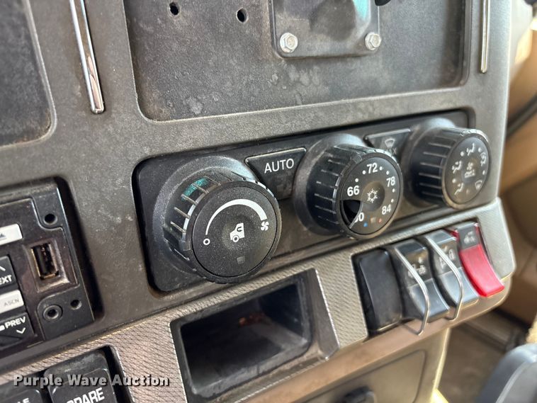 image for item EF1090 2015 Kenworth T680 semi truck