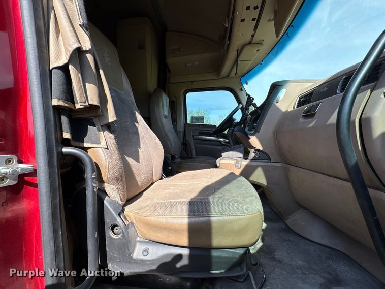 image for item EF1090 2015 Kenworth T680 semi truck