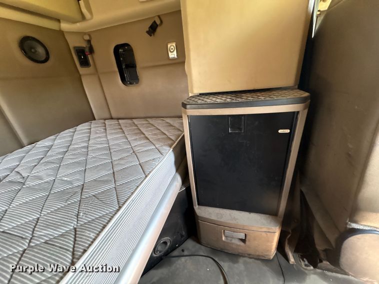 image for item EF1090 2015 Kenworth T680 semi truck