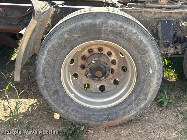 image for item EF1090 2015 Kenworth T680 semi truck