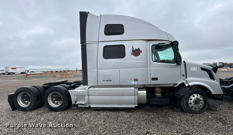 image for item EF2239 2015 Volvo VNL semi truck
