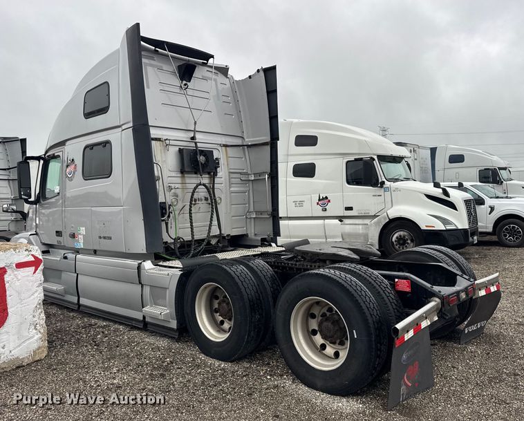 image for item EF2239 2015 Volvo VNL semi truck