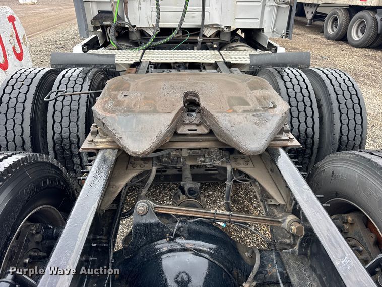 image for item EF2239 2015 Volvo VNL semi truck