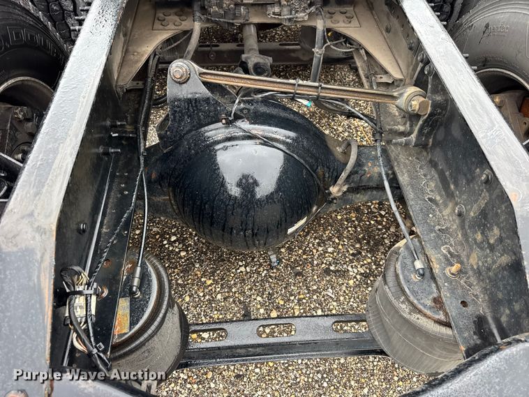 image for item EF2239 2015 Volvo VNL semi truck