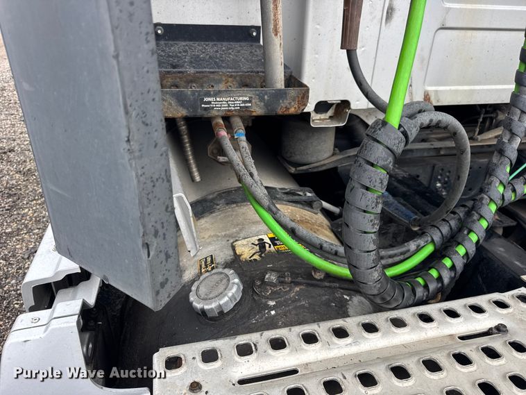 image for item EF2239 2015 Volvo VNL semi truck