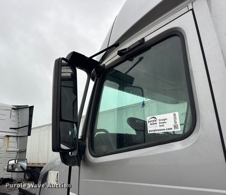 image for item EF2239 2015 Volvo VNL semi truck