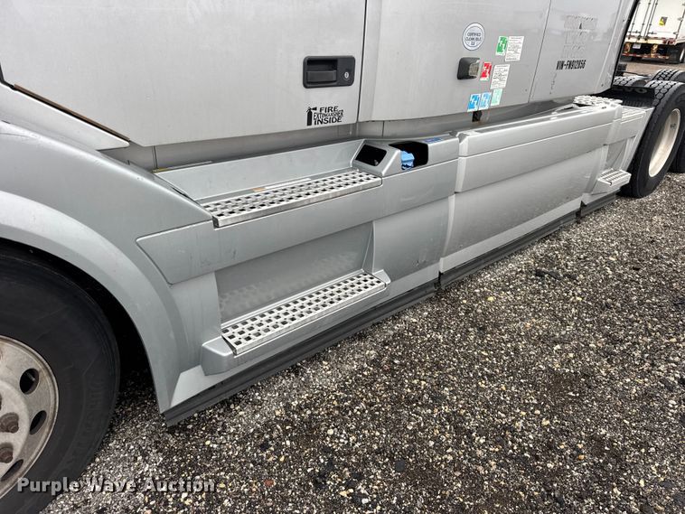 image for item EF2239 2015 Volvo VNL semi truck