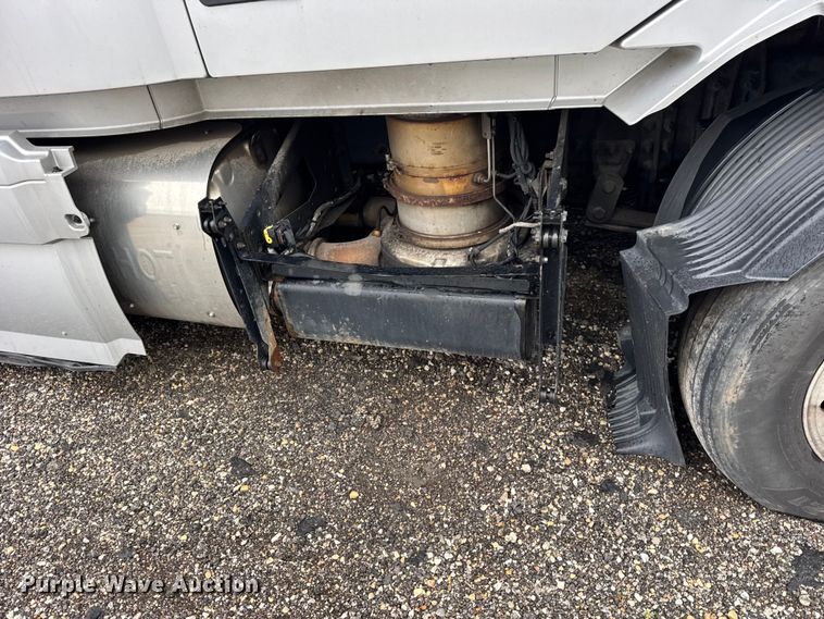 image for item EF2239 2015 Volvo VNL semi truck