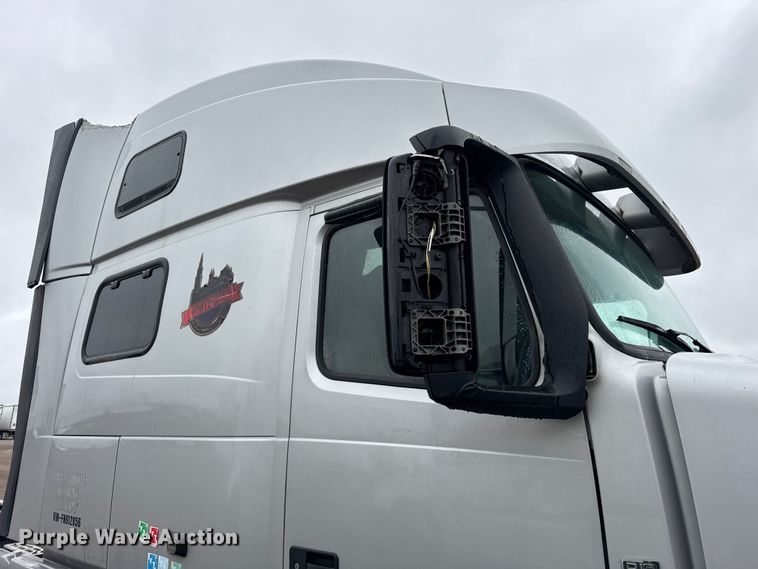 image for item EF2239 2015 Volvo VNL semi truck