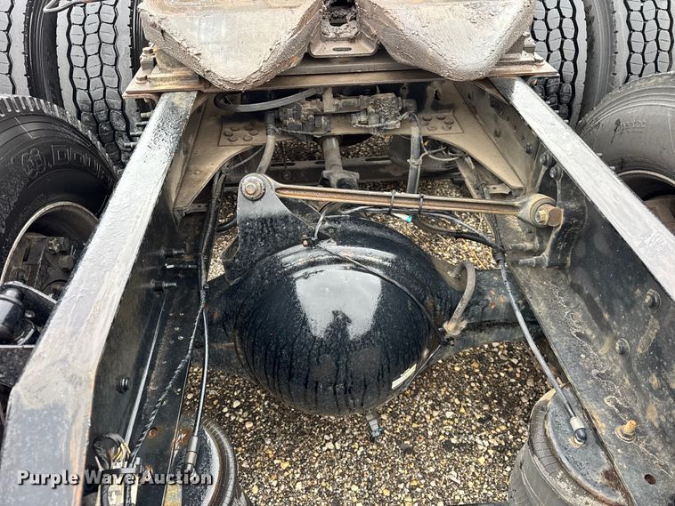 image for item EF2239 2015 Volvo VNL semi truck