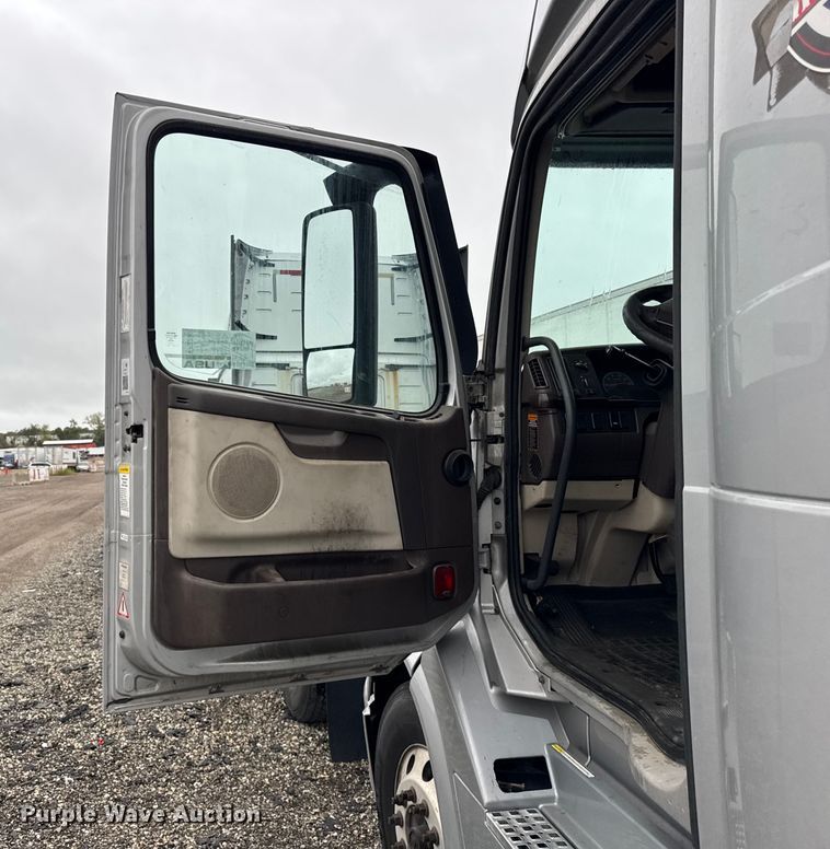 image for item EF2239 2015 Volvo VNL semi truck