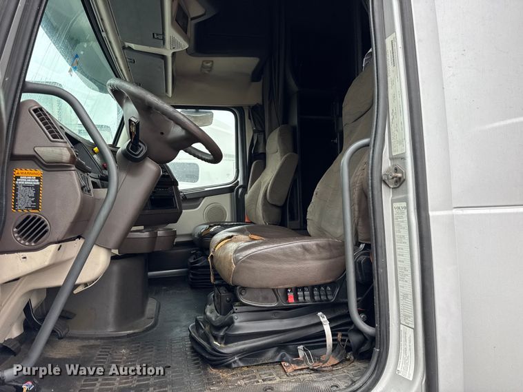 image for item EF2239 2015 Volvo VNL semi truck