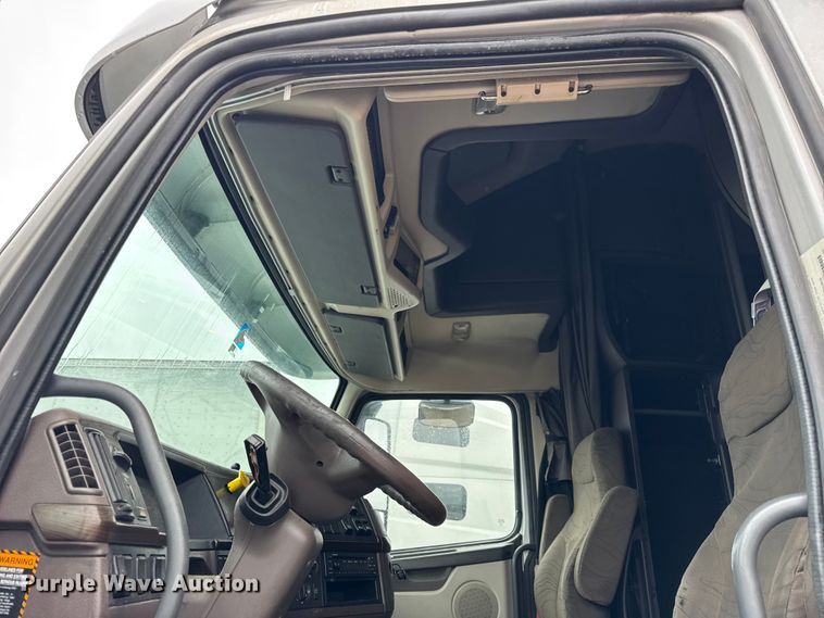 image for item EF2239 2015 Volvo VNL semi truck