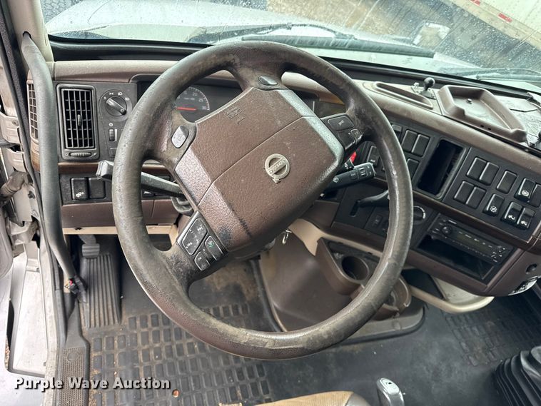 image for item EF2239 2015 Volvo VNL semi truck