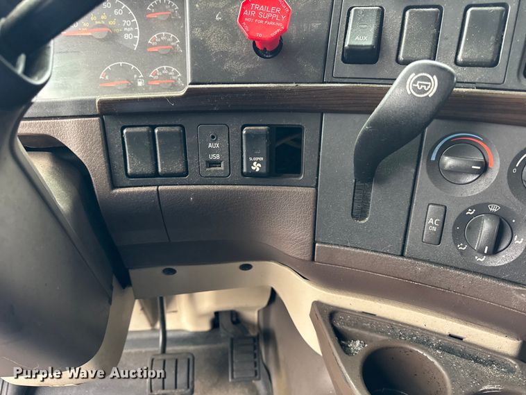 image for item EF2239 2015 Volvo VNL semi truck