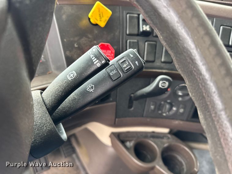 image for item EF2239 2015 Volvo VNL semi truck