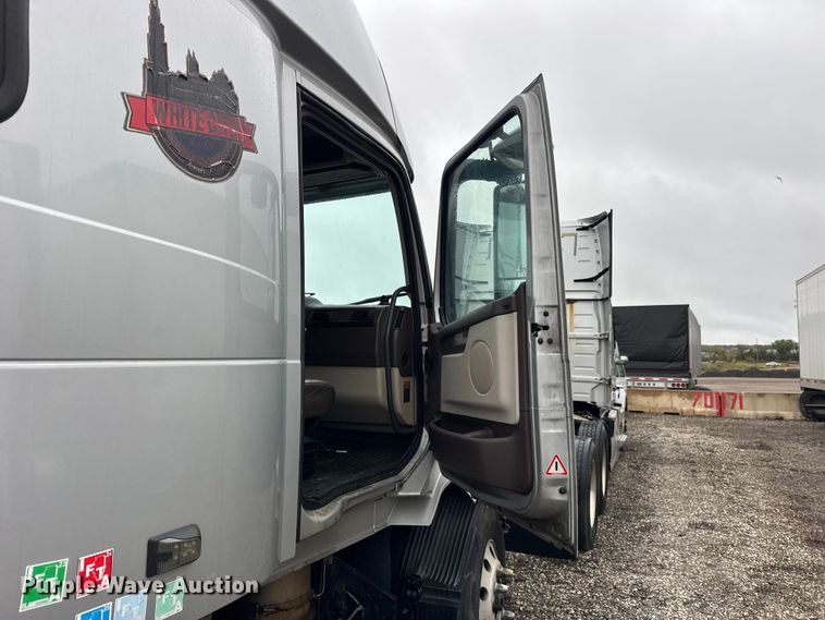 image for item EF2239 2015 Volvo VNL semi truck