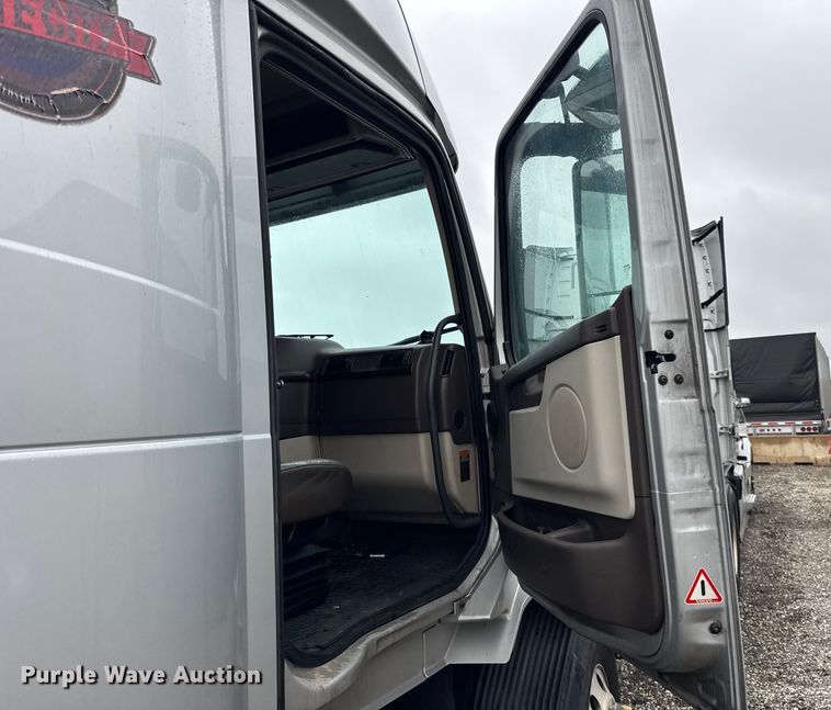 image for item EF2239 2015 Volvo VNL semi truck