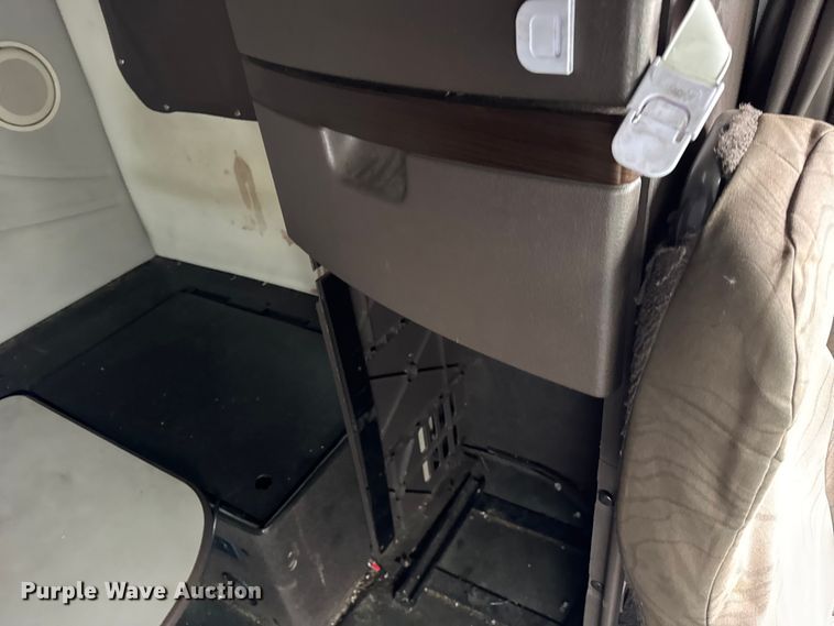 image for item EF2239 2015 Volvo VNL semi truck