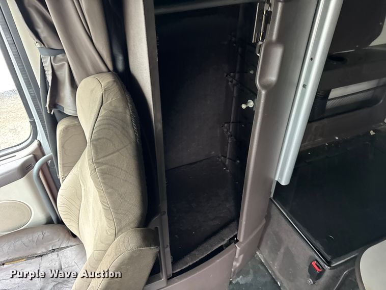 image for item EF2239 2015 Volvo VNL semi truck