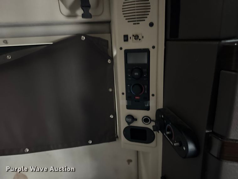 image for item EF2239 2015 Volvo VNL semi truck