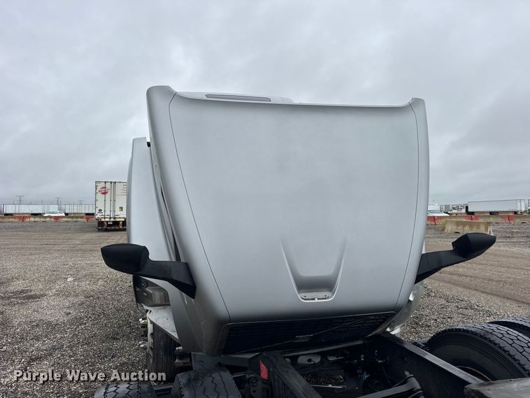 image for item EF2239 2015 Volvo VNL semi truck