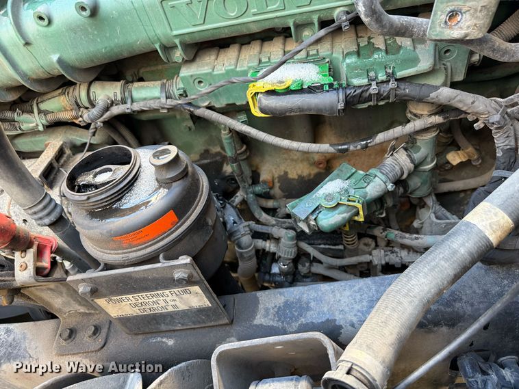 image for item EF2239 2015 Volvo VNL semi truck