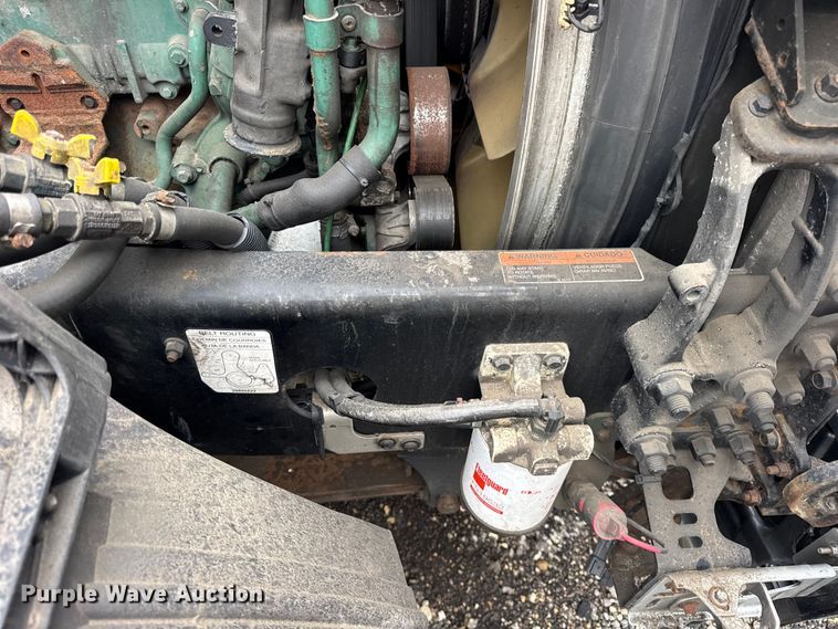 image for item EF2239 2015 Volvo VNL semi truck