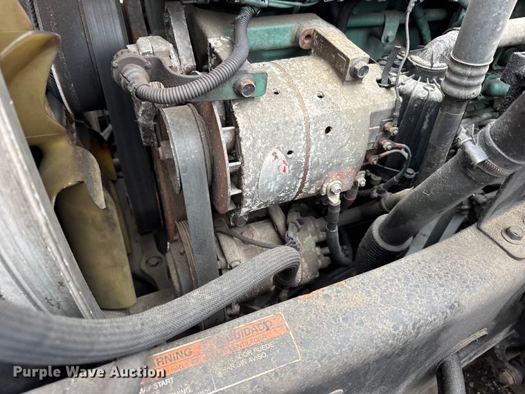 image for item EF2239 2015 Volvo VNL semi truck