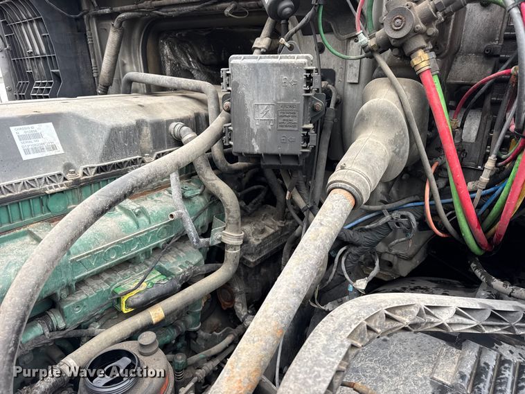 image for item EF2239 2015 Volvo VNL semi truck