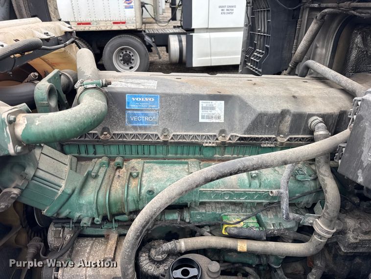 image for item EF2239 2015 Volvo VNL semi truck