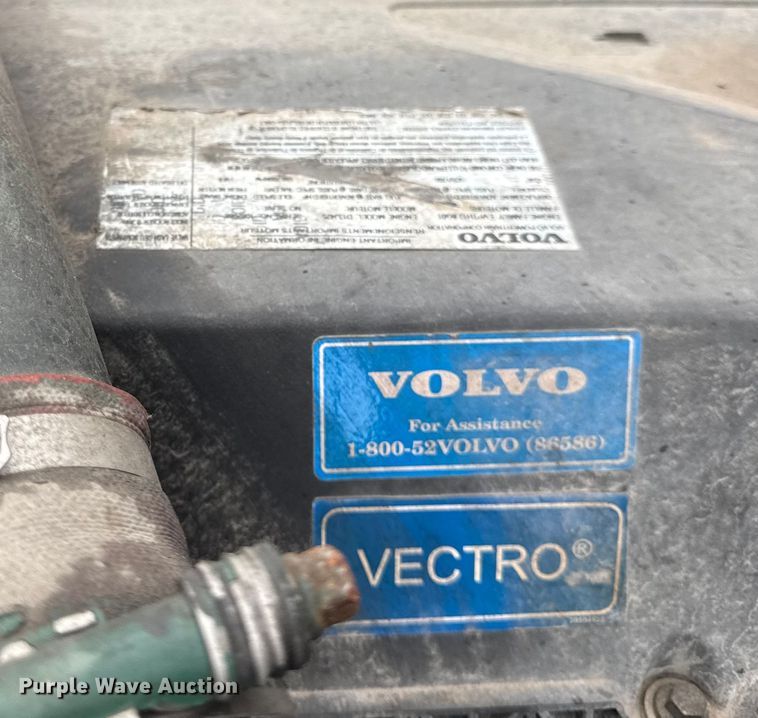 image for item EF2239 2015 Volvo VNL semi truck